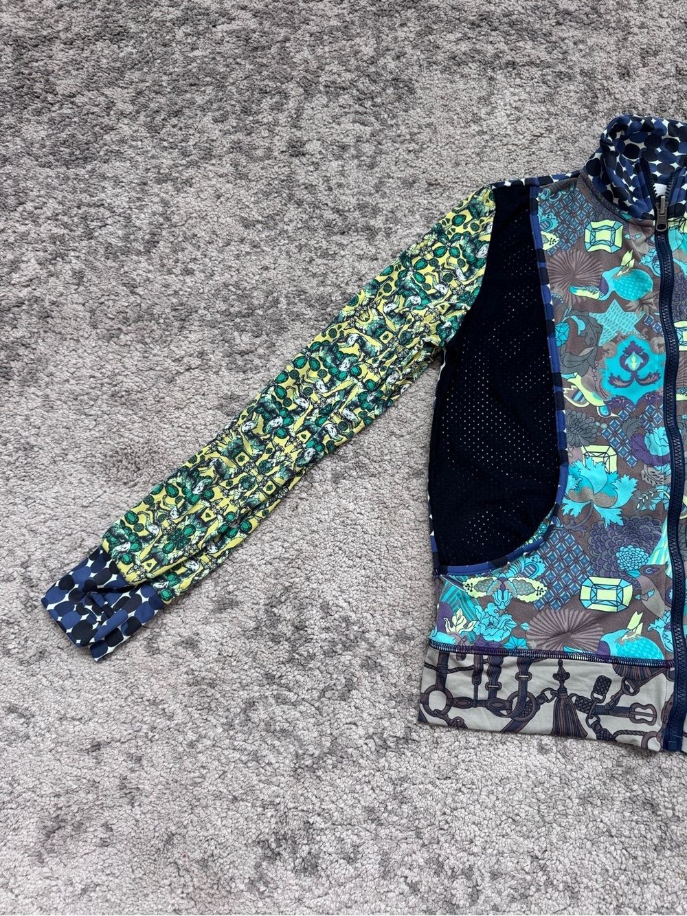 Women’s Maaji Activewear zip up sweater size medium - Picture 4 of 9